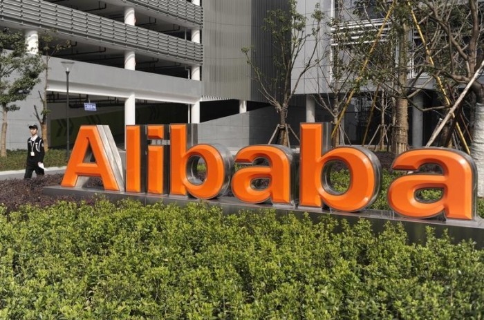 Логотип Alibaba (China) Technology Co. у центрального офиса компании в Ханчжоу. 16 марта 2010 года. Входящая в китайскую Alibaba Group розничная площадка онлайн-торговли Aliexpress открыла в центре Москвы совместно с российским партнером, логистической СПСР-экспресс, первый в мире центр выдачи заказов, через который может проходить до 20.000 посылок в месяц. REUTERS/Lang Lang